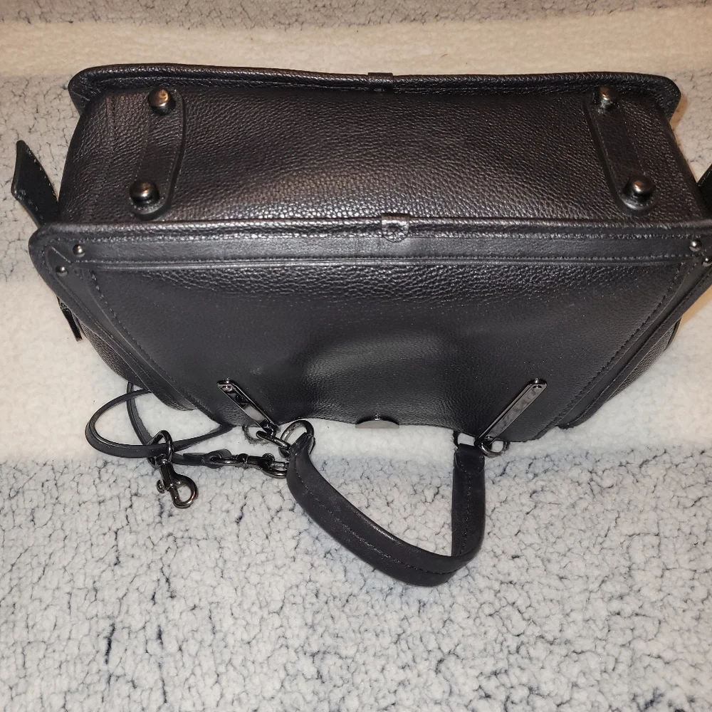 Elegant Black Leather Handbag - Picture 2 of 3